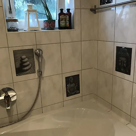 Secondhelp בית אירוח *